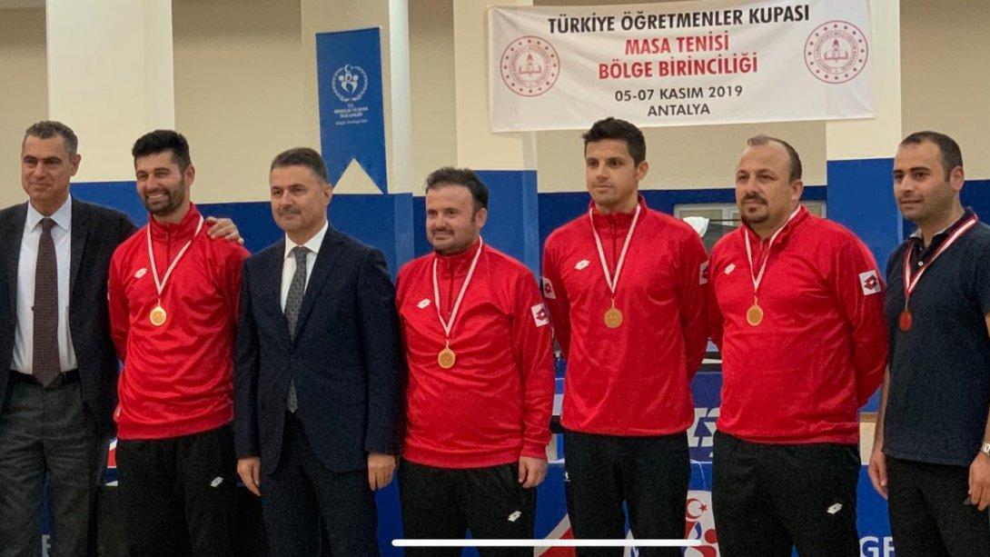 Öğretmenler arası Masa Tenisi Turnuvasında Adana 1. olan ilçemiz masa tenisi takımı öğretmenleri Antalya'da düzenlenen Masa Tenisi Musabakalarında  Bölge birincisi oldular.