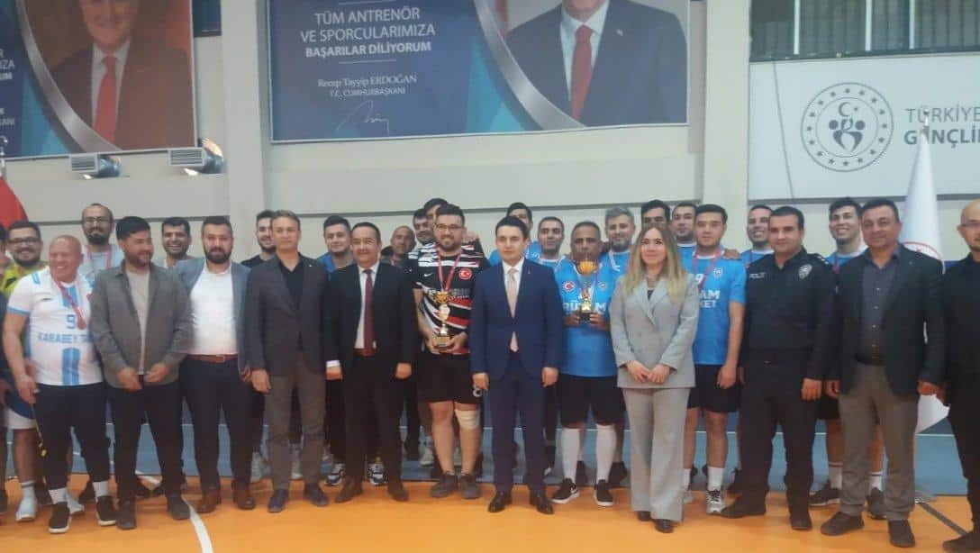 Kaymakamımız Sayın Osman ŞAHİN, İlçe Millî Eğitim Müdürümüz Sayın Ömer SALDAMLI, Kaymakamlık Voleybol Turnuvasının Final Maçına Katıldı 