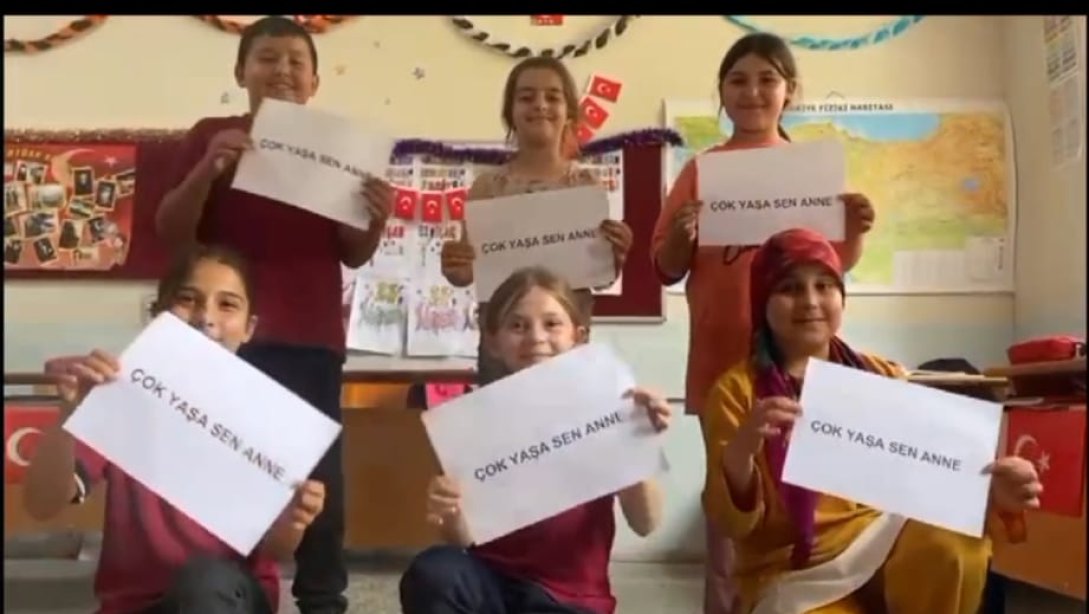 Camili İlkokulu Öğretmen ve Öğrencilerimiz Anneler Günü için Video Hazırladı